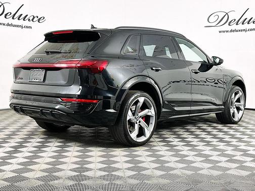 Mythos Black Metallic 2024 Audi SQ8 4.0T Prestige