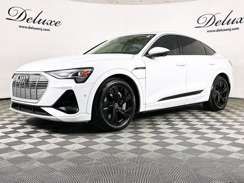 Glacier White Metallic 2022 Audi e-tron Sportback S line Premium Plus