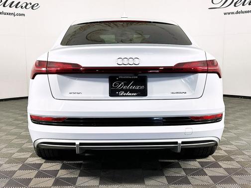 Glacier White Metallic 2022 Audi e-tron Sportback S line Premium Plus