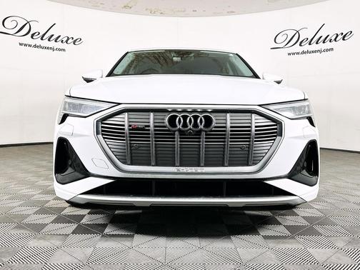 Glacier White Metallic 2022 Audi e-tron Sportback S line Premium Plus