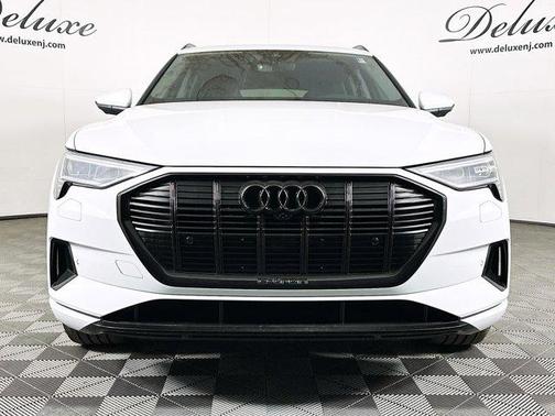 Glacier White Metallic 2022 Audi e-tron Premium