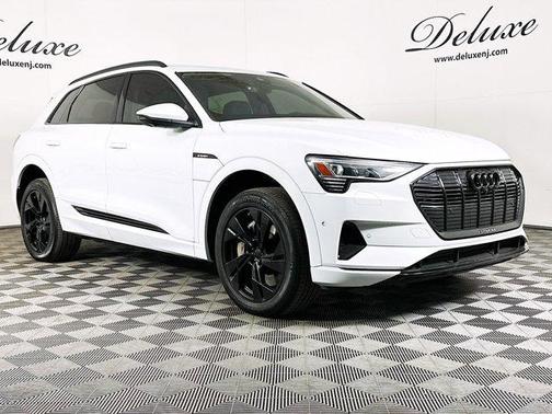 Glacier White Metallic 2022 Audi e-tron Premium