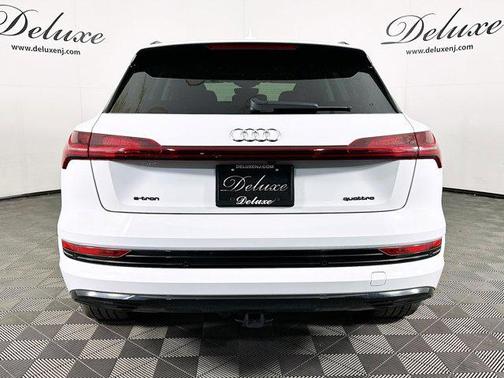Glacier White Metallic 2022 Audi e-tron Premium