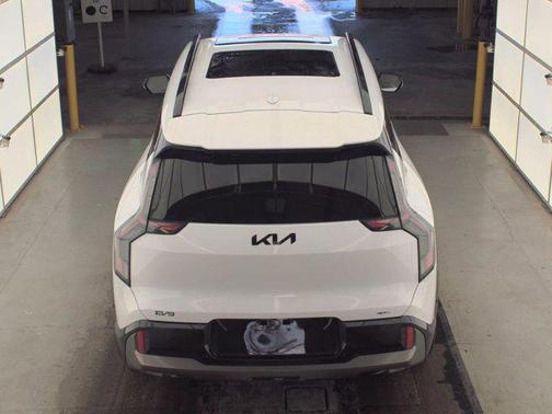 Glacial White Pearl 2025 Kia EV9 GT-Line