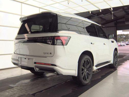 2025 INFINITI QX80 Luxe