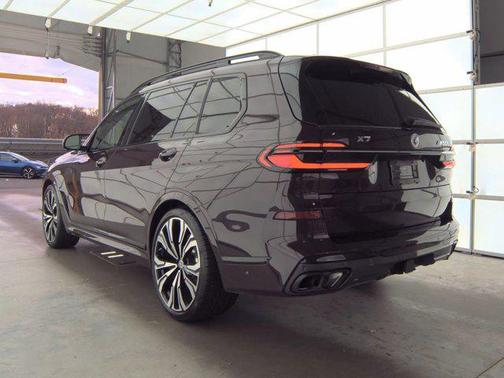 2023 BMW X7 M60i