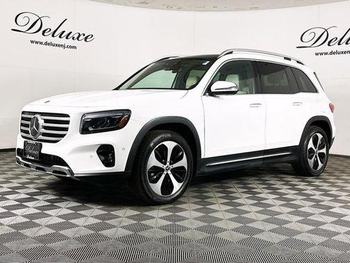 Polar White 2024 Mercedes-Benz GLB 250 4MATIC