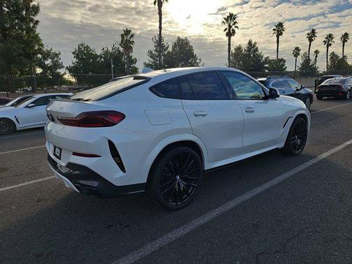 Mineral White Metallic 2022 BMW X6 xDrive40i