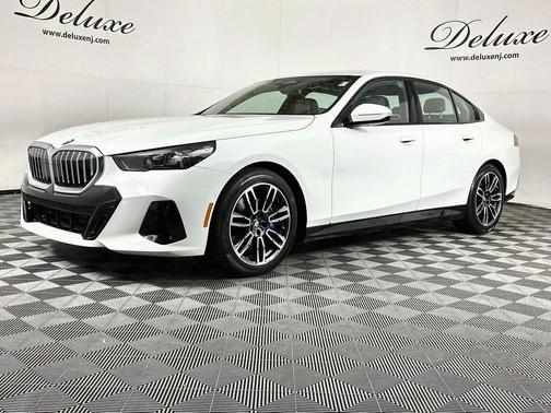 Alpine White 2024 BMW 530 530i xDrive