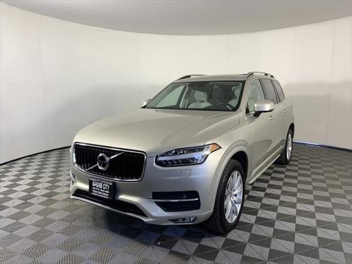2016 Volvo XC90 T6 Momentum