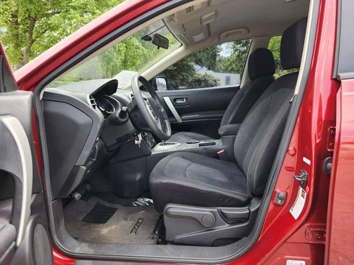 Red 2015 Nissan Rogue Select S