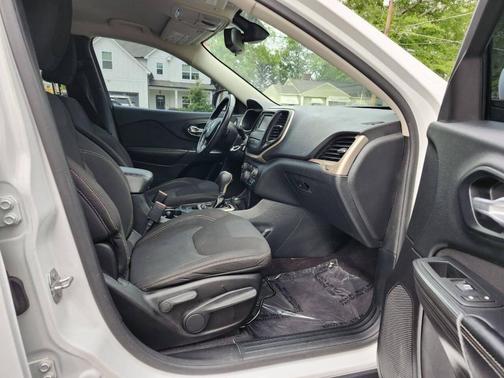 White 2016 Jeep Cherokee Latitude