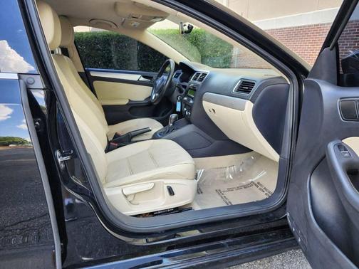Black 2014 Volkswagen Jetta Auto SE w/Connectivity