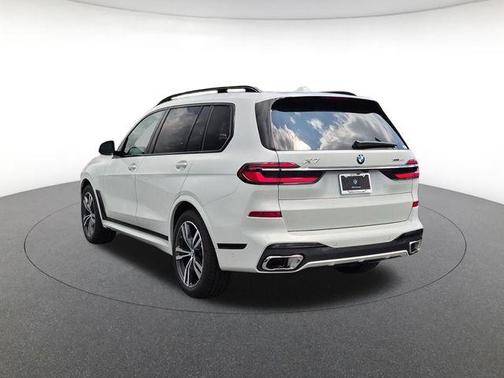 Mineral White Metallic 2027 BMW X7 xDrive40i
