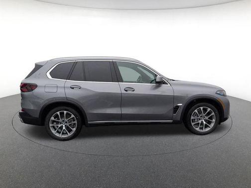Skyscraper Grey Metallic 2026 BMW X5 xDrive40i