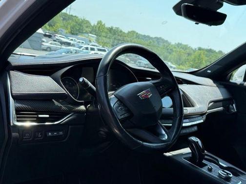Crystal White Tricoat 2019 Cadillac XT4 Sport
