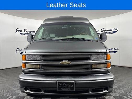 Medium Charcoal Gray Metallic 2000 Chevrolet Express 1500 Base
