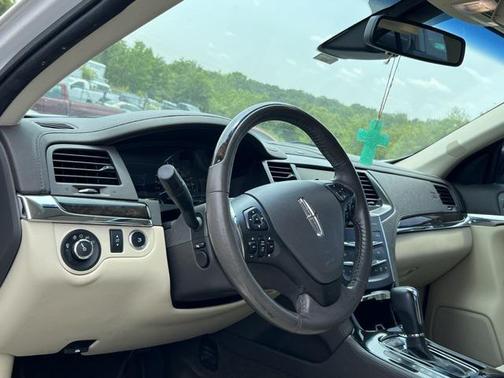 2015 Lincoln MKS Base