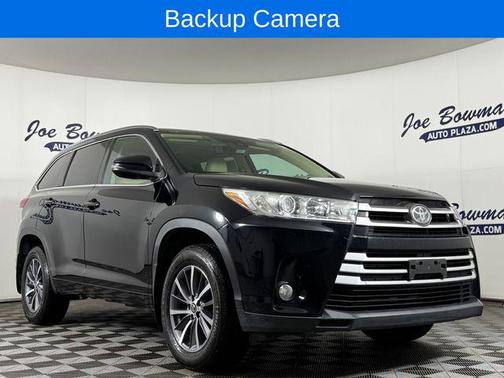 Midnight Black Metallic 2018 Toyota Highlander XLE