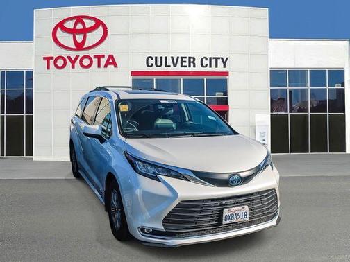 Blizzard Pearl 2021 Toyota Sienna XLE