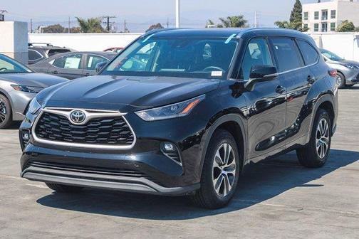 Midnight Black Metallic 2021 Toyota Highlander XLE