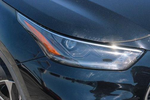 Midnight Black Metallic 2021 Toyota Highlander XLE