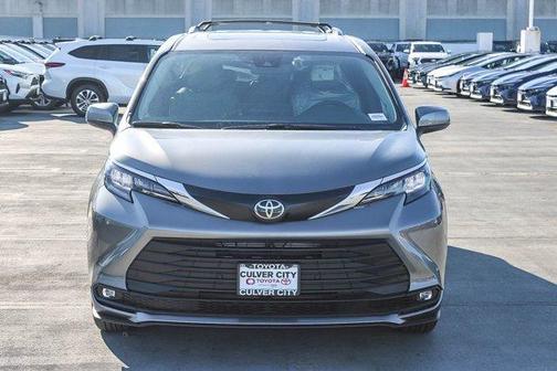 Metal 2026 Toyota Sienna XLE 8 Passenger