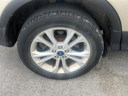 White Gold 2017 Ford Escape SE