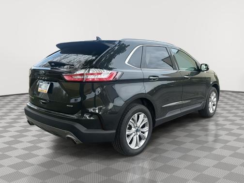 Green 2022 Ford Edge Titanium