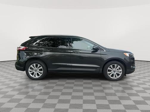 Green 2022 Ford Edge Titanium