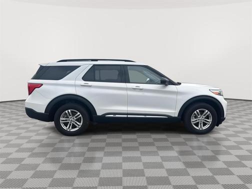 Star White 2022 Ford Explorer XLT