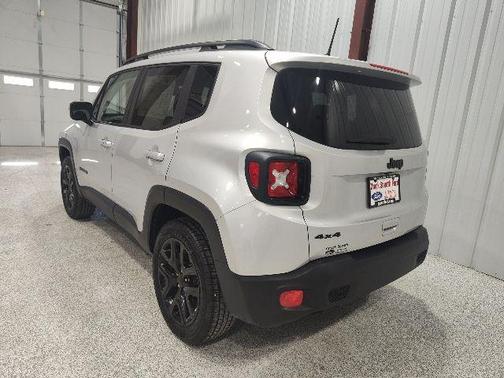 Glacier Metallic 2018 Jeep Renegade Altitude