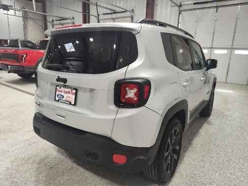 Glacier Metallic 2018 Jeep Renegade Altitude