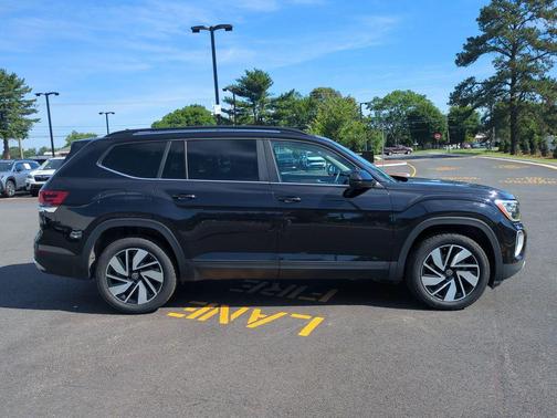 Deep Black Pearl 2024 Volkswagen Atlas 2.0T SE w/Technology