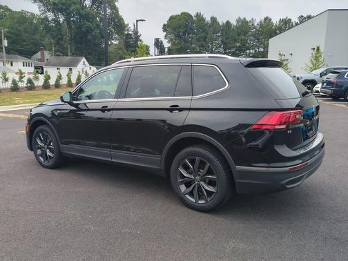 Deep Black Pearl 2022 Volkswagen Tiguan 2.0T SE 4MOTION