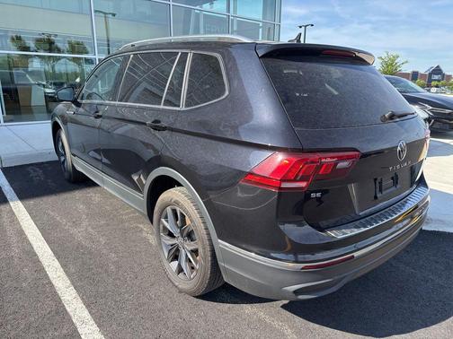 Deep Black Pearl 2022 Volkswagen Tiguan 2.0T SE 4MOTION