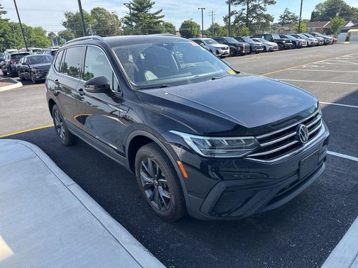 Deep Black Pearl 2022 Volkswagen Tiguan 2.0T SE 4MOTION