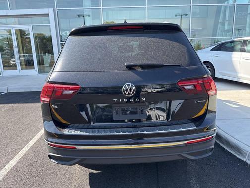 Deep Black Pearl 2022 Volkswagen Tiguan 2.0T SE 4MOTION