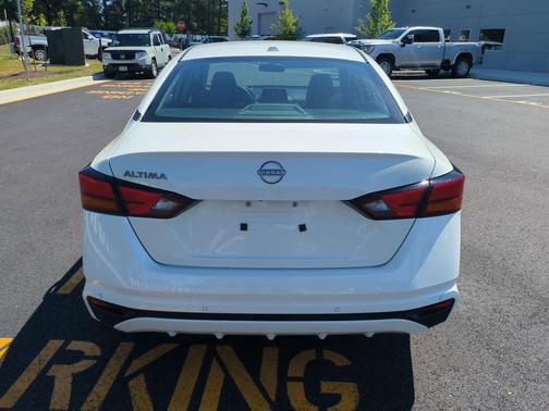Pearl White Tricoat 2025 Nissan Altima 2.5 SV