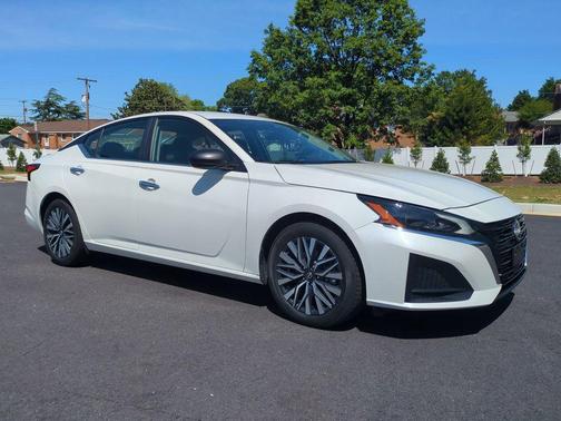 Pearl White Tricoat 2025 Nissan Altima 2.5 SV