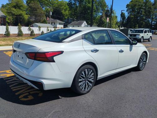 Pearl White Tricoat 2025 Nissan Altima 2.5 SV