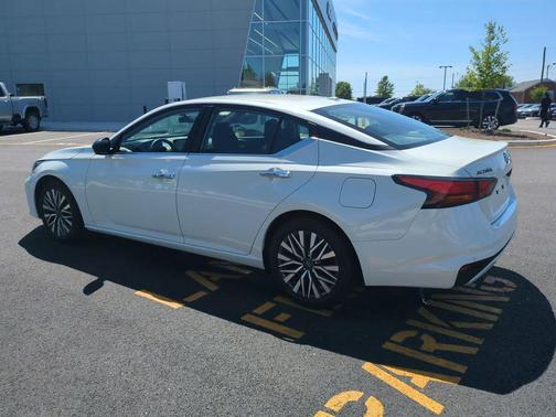 Pearl White Tricoat 2025 Nissan Altima 2.5 SV