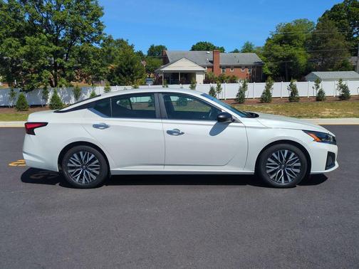 Pearl White Tricoat 2025 Nissan Altima 2.5 SV