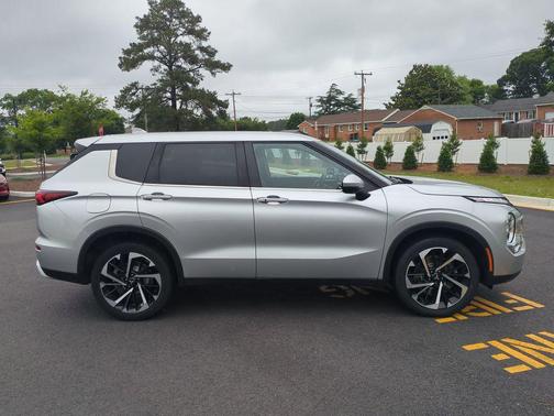 Alloy Silver Metallic 2024 Mitsubishi Outlander SE S-AWC