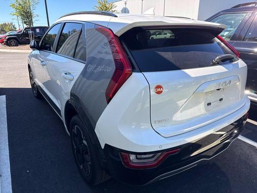 Snow White Pearl 2023 Kia Niro EV Wave