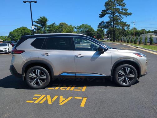 Champagne Silver Metallic/Super Black 2023 Nissan Rogue SL