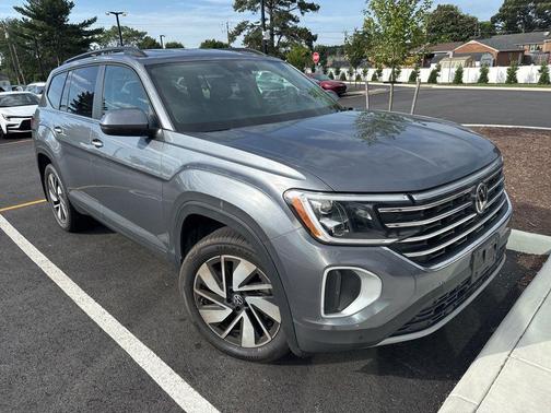 Platinum Gray Metallic 2024 Volkswagen Atlas 2.0T SE w/Technology 4MOTION