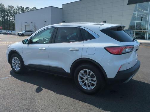 OXFORD WHITE 2022 Ford Escape SE