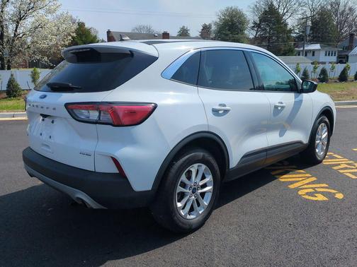 OXFORD WHITE 2022 Ford Escape SE