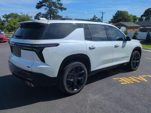 Iridescent Pearl Tricoat 2024 Chevrolet Traverse RS
